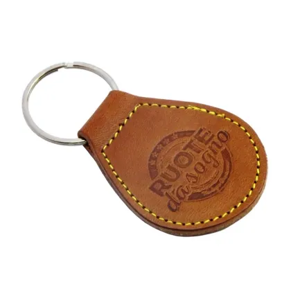 Zdjęcie Wyprofilowany brelok z surową krawędzią i kolorowymi szwami - 8,7 x 4,8 cm + logo