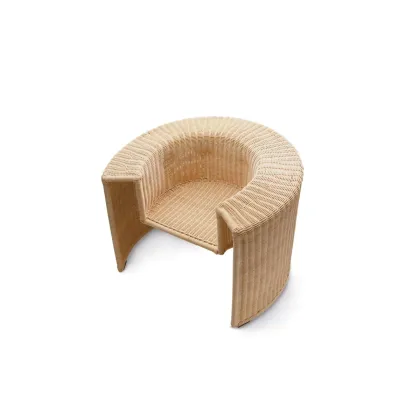 Zdjęcie Osobliwy metalowy fotel z plecionej wikliny