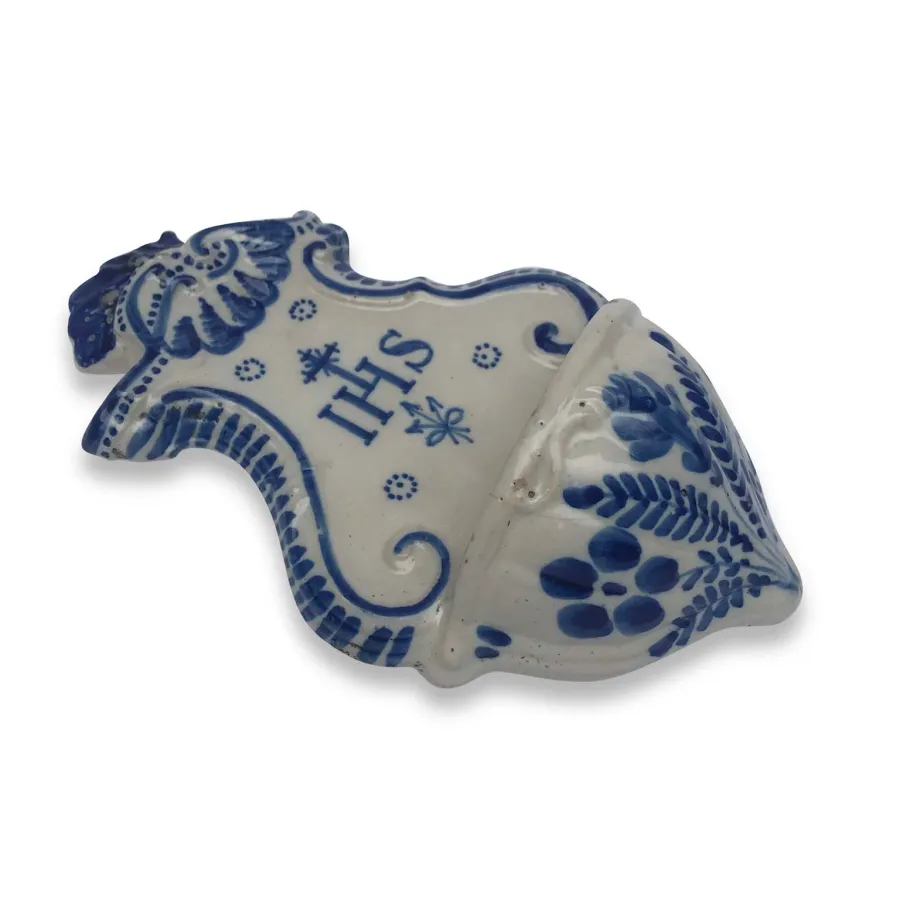 obrazek 6 Zabytkowa kropielnica ceramiczna z białym tłem i niebieskimi dekoracjami