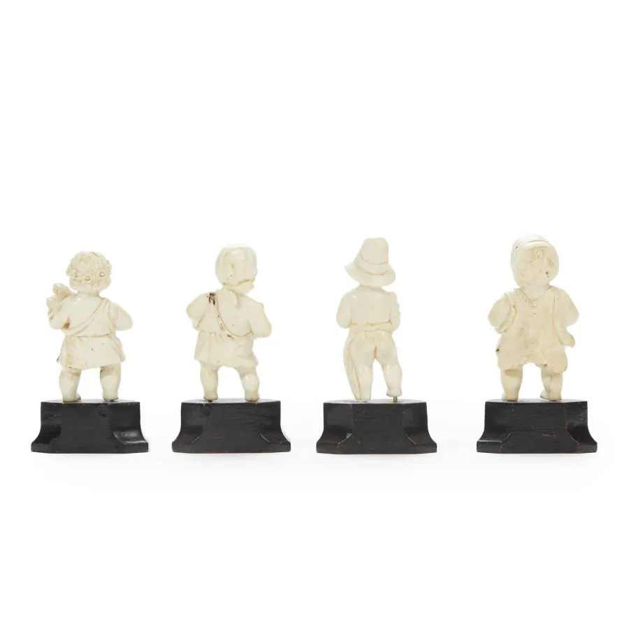 obrazek 3 Niezwykły komplet czterech XIX-wiecznych rzeźbionych figurek na drewnianych postumentach