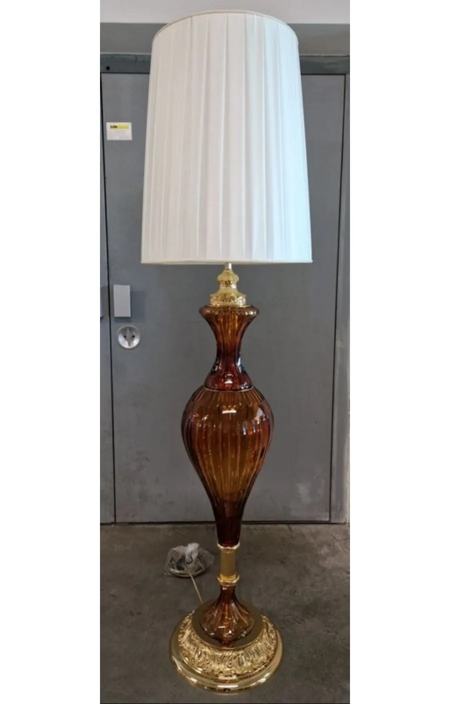 obrazek 1 Stylowa lampa stojąca z bursztynowego kryształu florenckiego z podstawą z mosiądzu – Il Paralume Marina