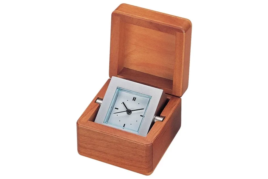 picture 1 Clock in wooden box