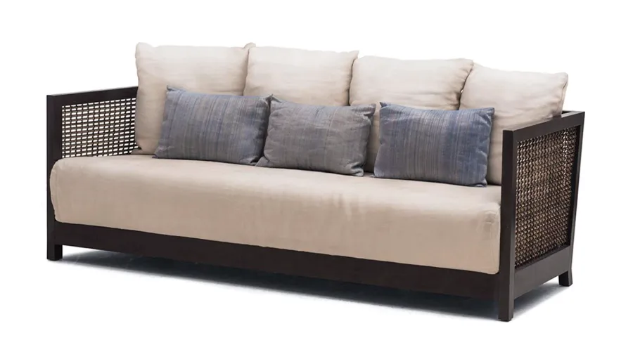 obrazek 1 Nietuzinkowa rattanowa sofa do salonu firmy Kenneth Cobonpue