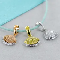 Picture Shell-shaped pendant in yellow gold with zircons