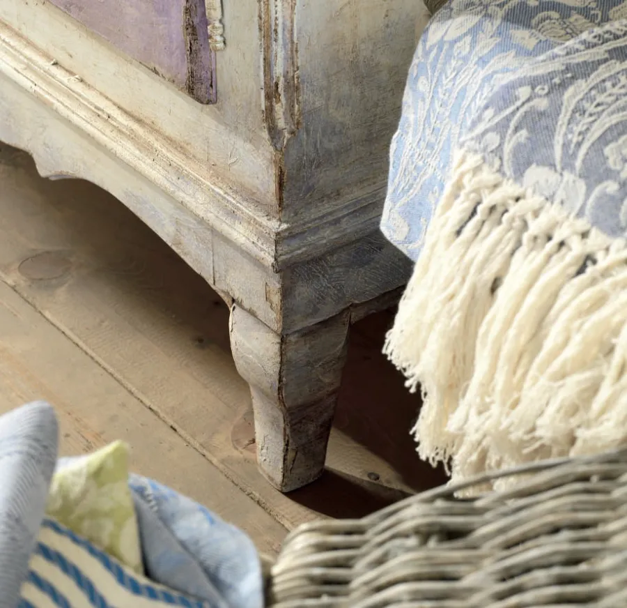 obrazek 3 Ponadczasowa drewniana biało-liliowa szafa - Interiors Italia
