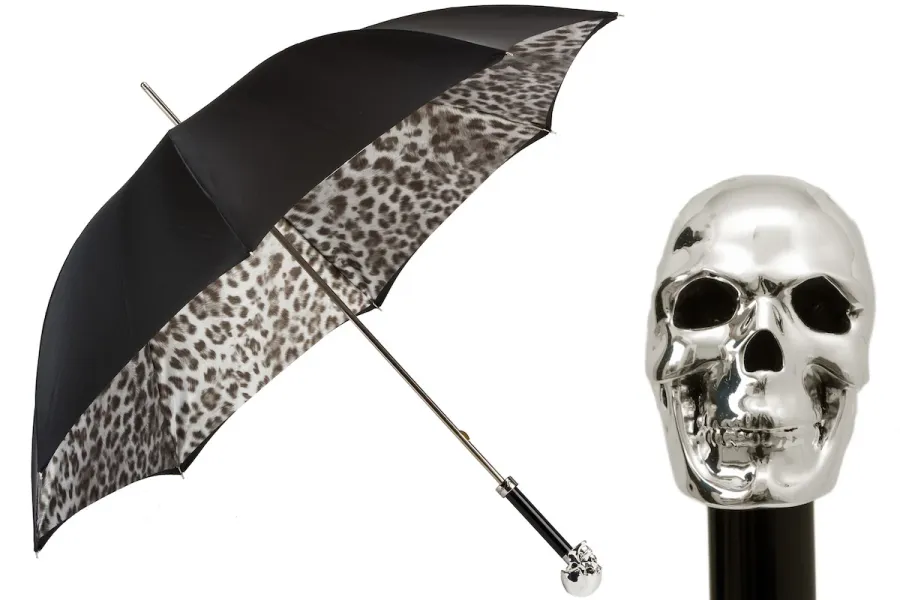 obrazek 1 Stylowy czarny parasol damski zdobiony animalistycznym wzorem z rączką w kształcie srebrnej czaszki - Pasotti