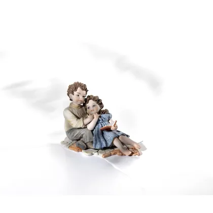 Zdjęcie Figurka przytulonej pary z porcelany - Sibania