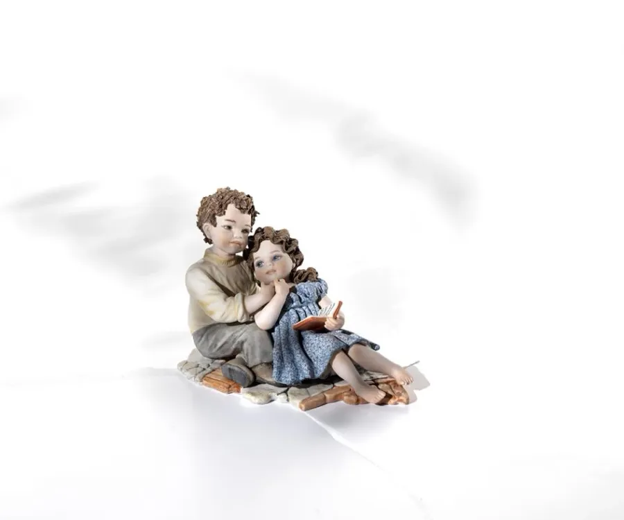 obrazek 1 Figurka przytulonej pary z porcelany - Sibania