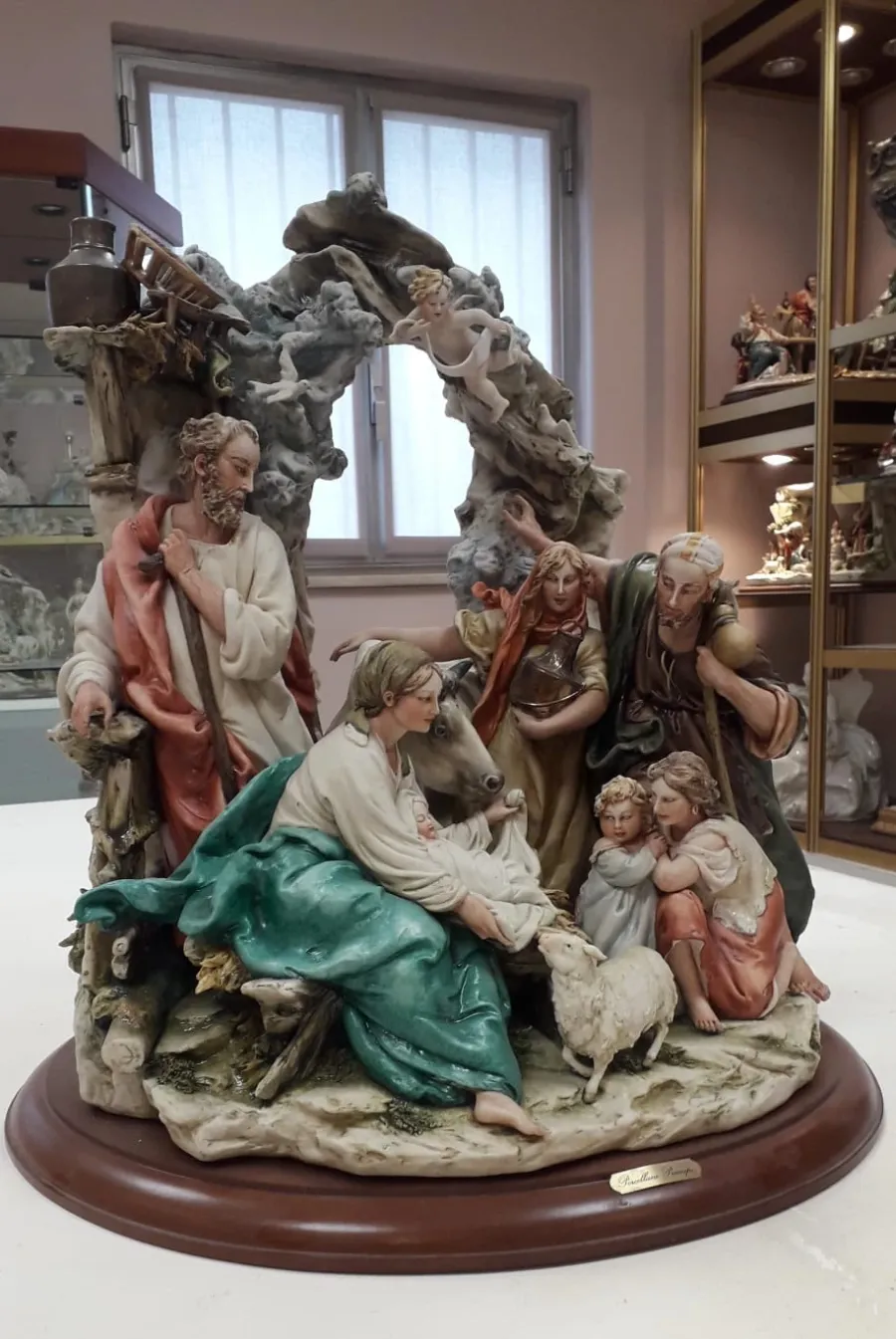 obrazek 1 Porcelanowa figurka Szopka Święta Rodzina na drewnianej podstawie