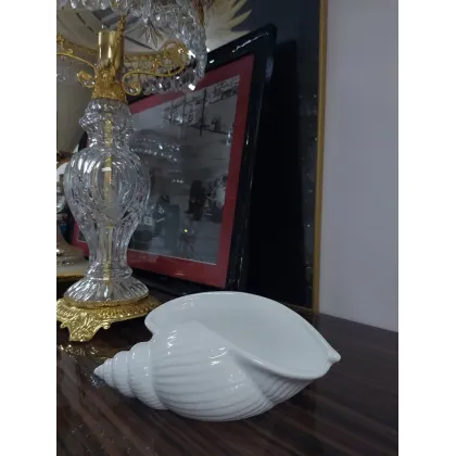 Zdjęcie Małe białe naczynie w kształcie muszli do serwowania dań lub pojemnik na kosmetyki - Le Ceramiche