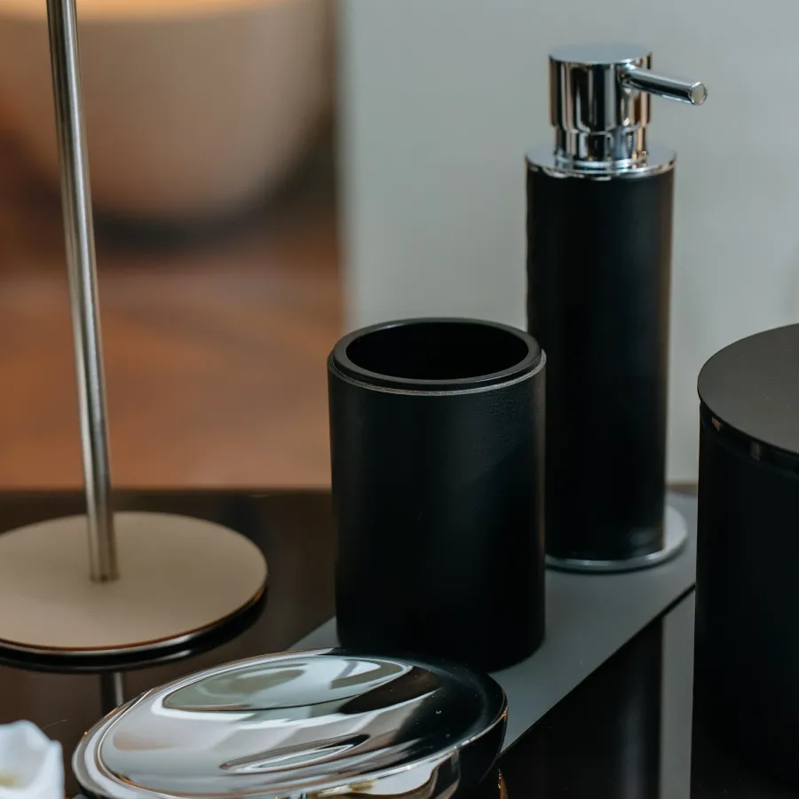 obrazek 2 Stylowy czarny skórzany uchwyt na kubek z chromowanym wykończeniem