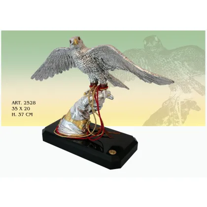 Zdjęcie Szykowny orzeł na czarnej podstawce