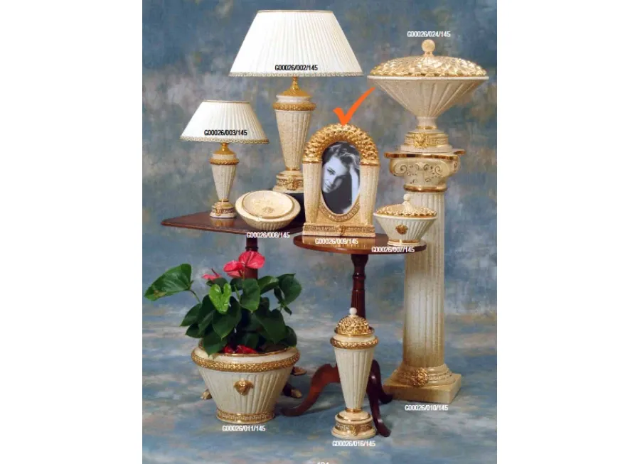 picture 1 A charming Italian ceramic photo frame