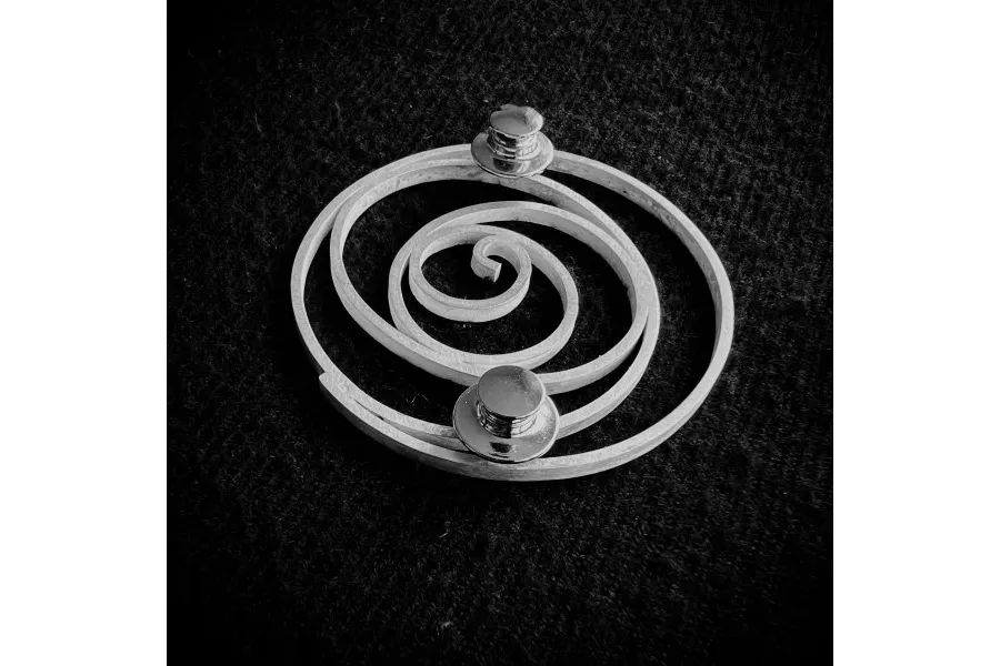 obrazek 3 Luksusowa srebrna broszka matowa - wyjątkowy prezent z okazji rocznicy