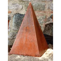 Zdjęcie Piramida z gliny do dekoracji ogrodu lub tarasu - Fornace Masini
