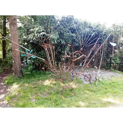 Zdjęcie Oryginalna ozdoba do ogrodu ze stali i bambusa