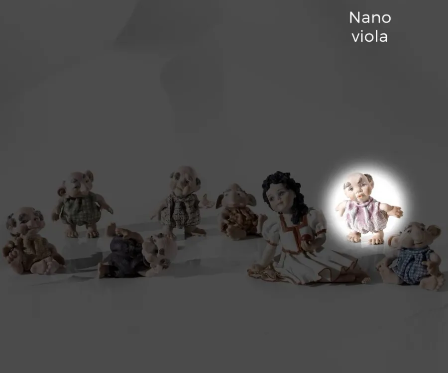 obrazek 1 Stylowa, porcelanowa figurka fioletowego krasnoludka - Sibania