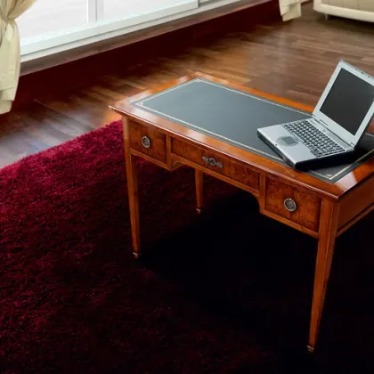 Zdjęcie Biurko ze skórzanym blatem ze złotą dekoracją