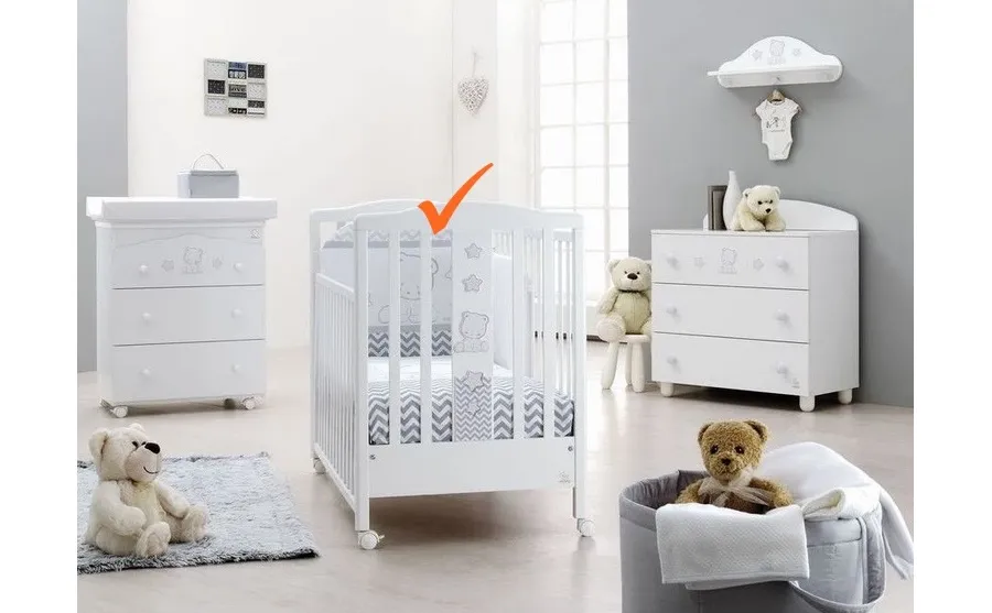 obrazek 1 Gustowne łóżeczko niemowlęce z wyposażeniem - Italbaby