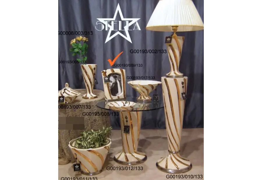 obrazek 1 Szykowna ceramiczna ramka na zdjęcia w złote pasy