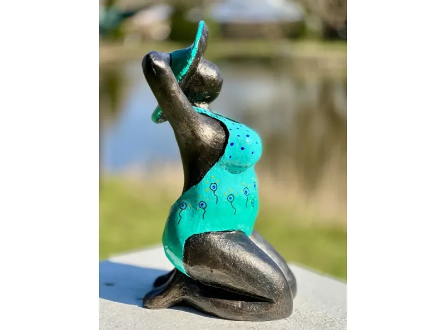 obrazek 2 Fantastyczna rzeźba przedstawiająca kobietę na kolanach w niebieskim kostiumie kąpielowym - doskonała ozdoba do ogrodu