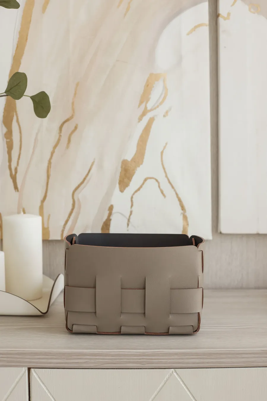 obrazek 3 Stylowy koszyk Bottega 12x19xH13 cm w kolorze cappuccino z plecionymi bokami