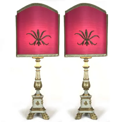 Zdjęcie Para dziewiętnastowiecznych świeczników z drewna lakierowanego i złoconego