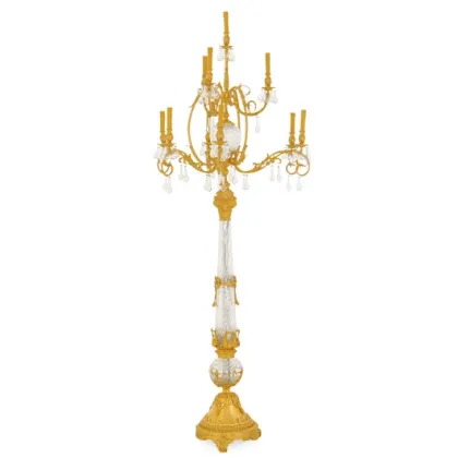 Zdjęcie Kryształowa stojąca lampa w kształcie dużego świecznika