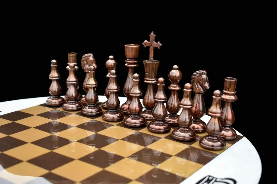 obrazek 9 Luksusowy stół szachowy z mosiężnymi figurami - The Chess Empire