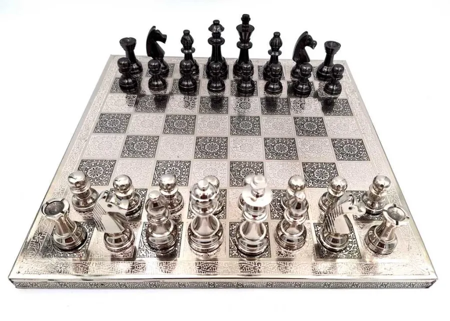 obrazek 5 Ekskluzywne zdobione szachy metalowe - Szachownica 35 x 35 cm