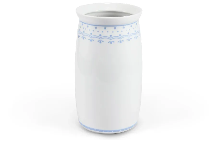 obrazek 1 Stylowy porcelanowy wazon zdobiony jasnoniebieskim ornamentem - Leander