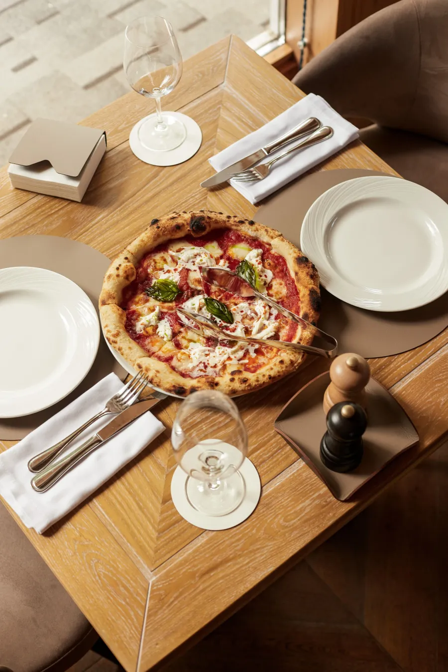 obrazek 7 Stylowa podkładka pod kieliszki Ø12 cm w kolorze białym i kremowym