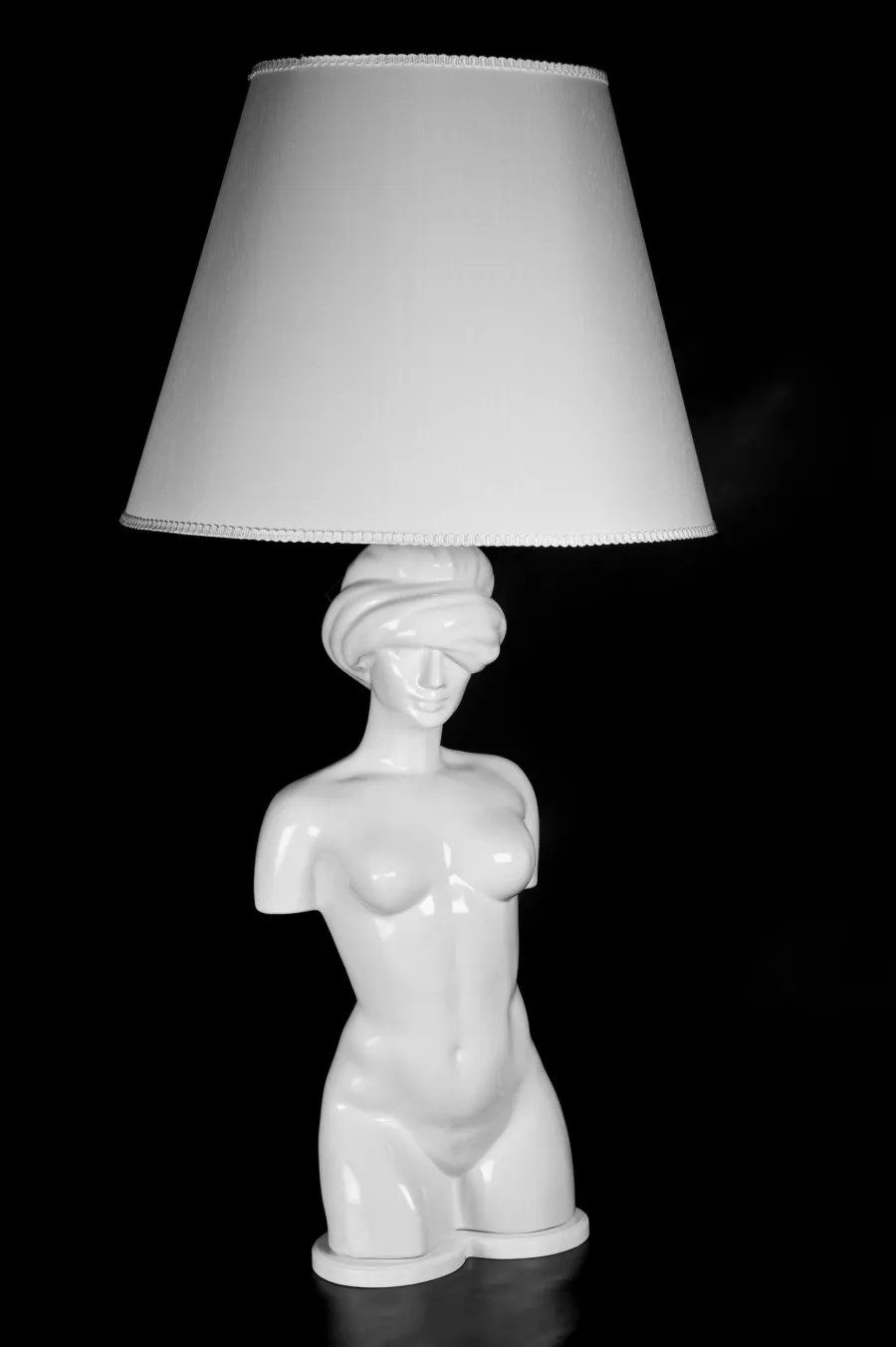 obrazek 1 Lampa na biurko z kobiecą nagą postacią