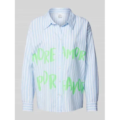 Zdjęcie Bluzka koszulowa o kroju regular fit z nadrukiem z napisem