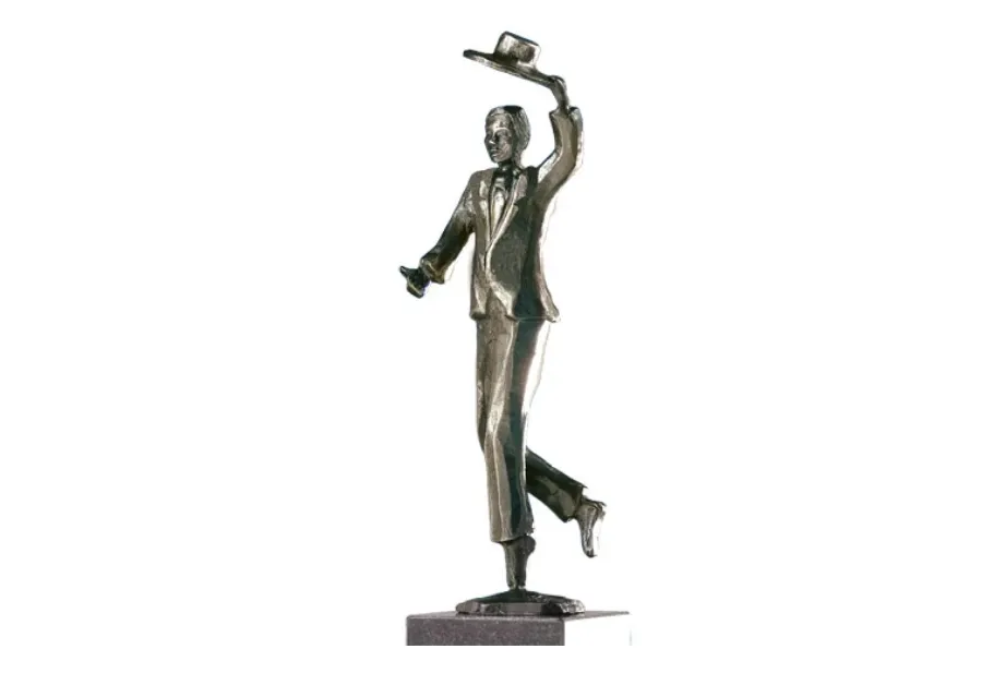 obrazek 2 Gustowna statuetka z brązu przedstawiająca człowieka z kapeluszem - idealna na prezent