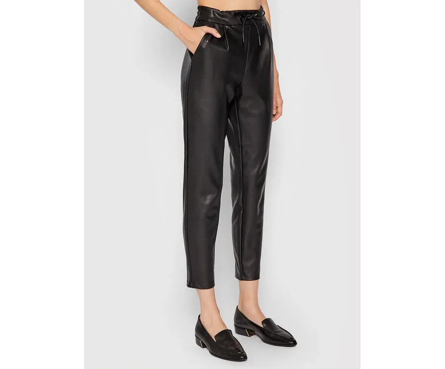 obrazek 1 Vero Moda Spodnie z imitacji skóry Eva 10205737 Czarny Relaxed Fit