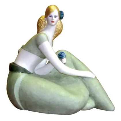 Zdjęcie Figurka kobiety z porcelany - dekoracyjna ozdoba do salonu