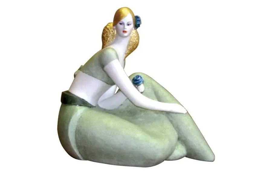 obrazek 1 Figurka kobiety z porcelany - dekoracyjna ozdoba do salonu
