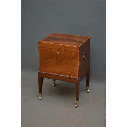Picture Delicate mahogany minibar George III - antique