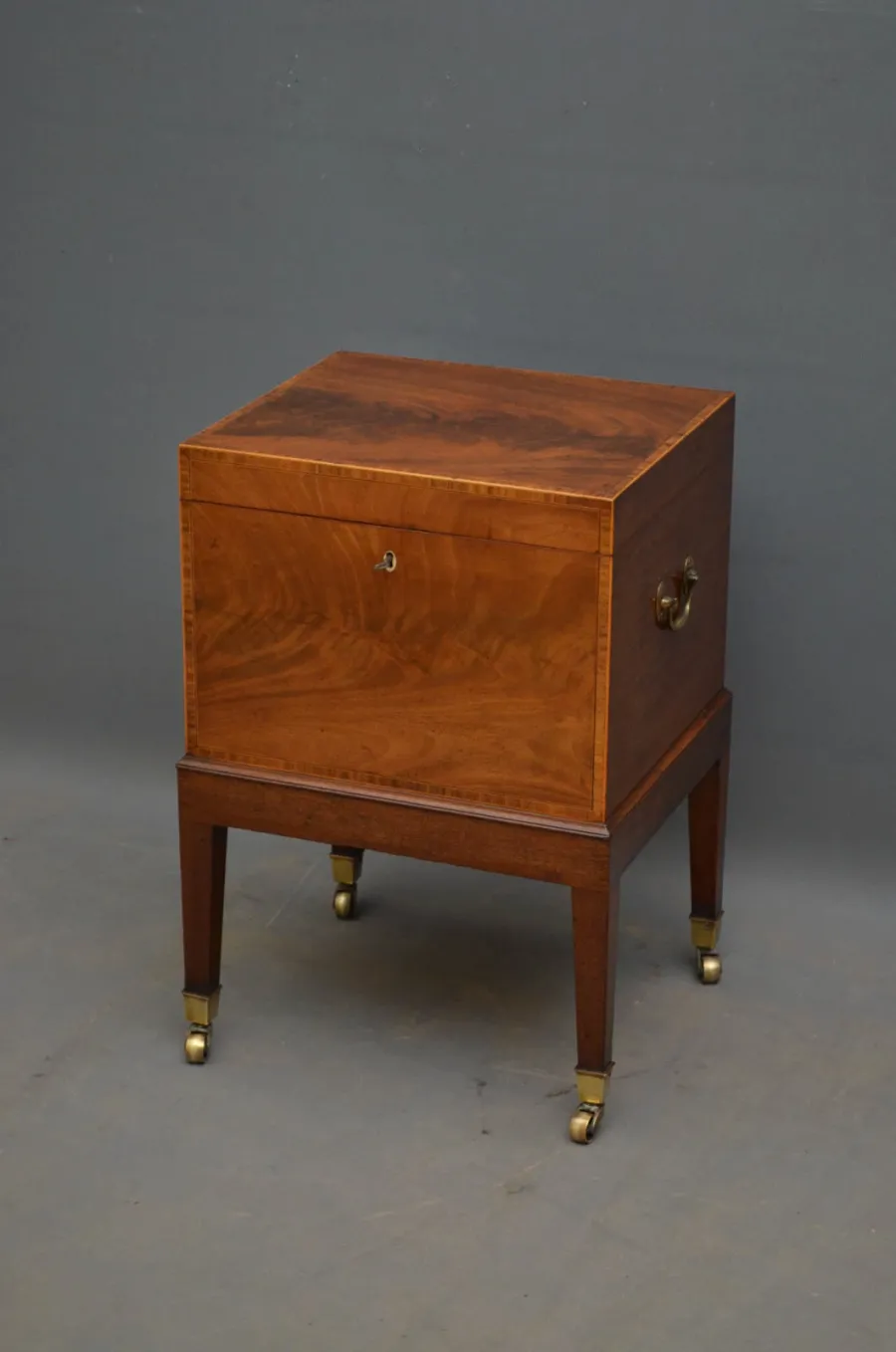 obrazek 1 Delikatny mahoniowy minibar George III - antyk