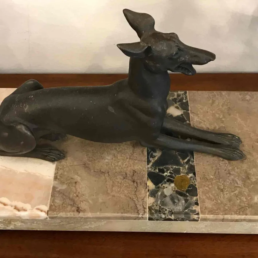obrazek 2 Antyczna francuska rzeźba pies i dziewczynka w stylu art déco, wykonana z patynowanego metalu