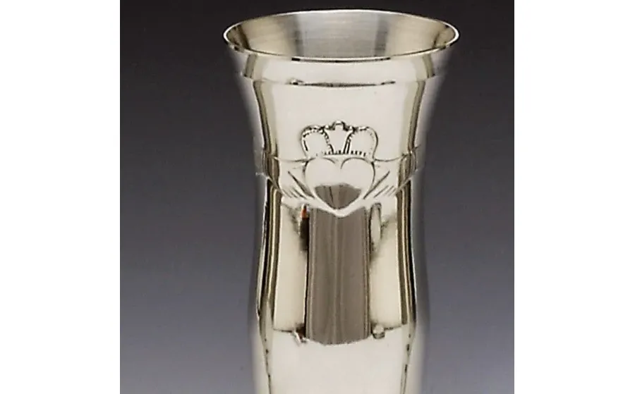 obrazek 2 Zestaw dwóch kieliszków do szampana z tradycyjnym irlandzkim wzorem Claddagh