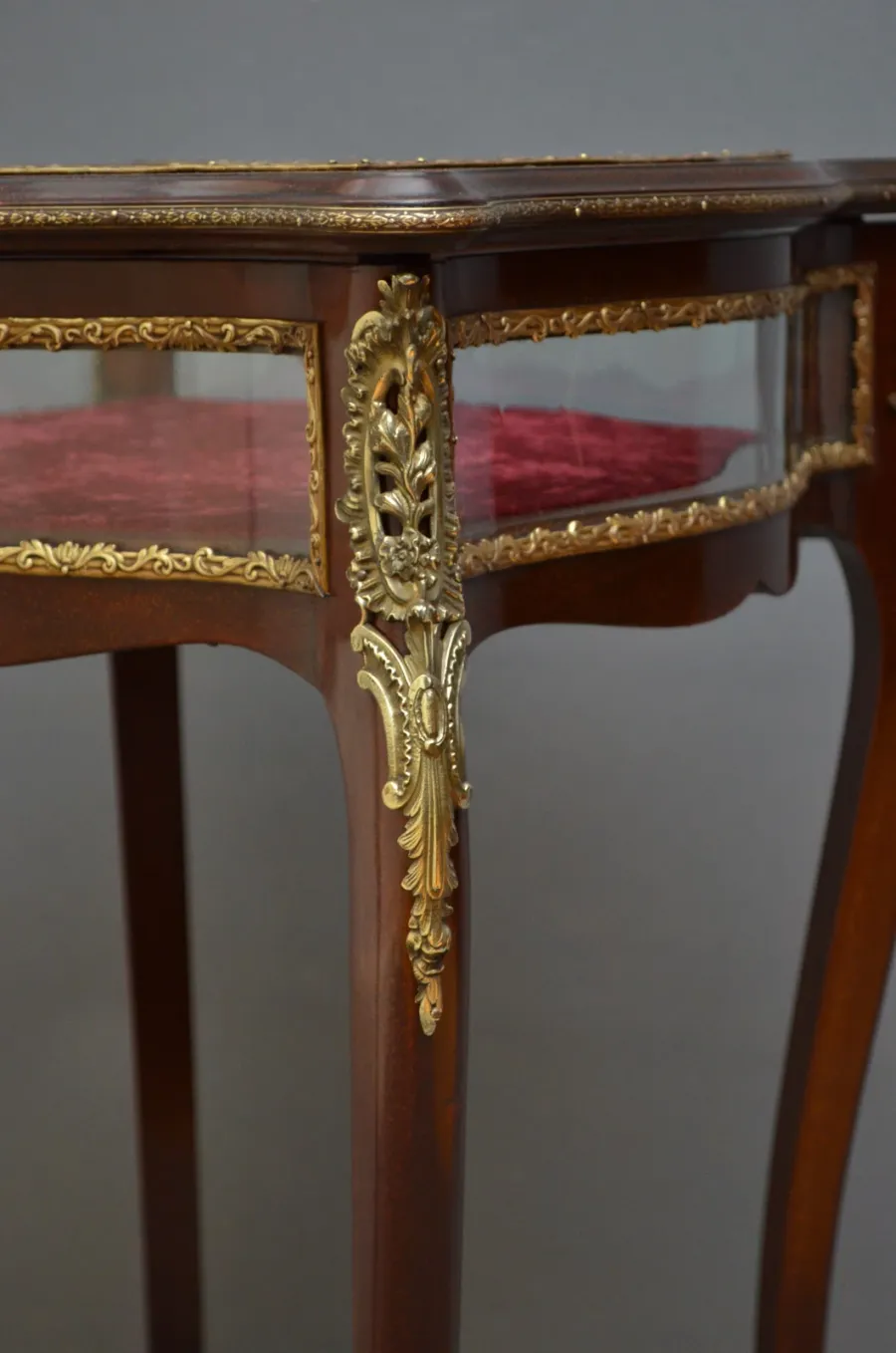 obrazek 6 Edwardiański mahoniowy stół o zarysowanym kształcie, z odchylaną pokrywą - antyk