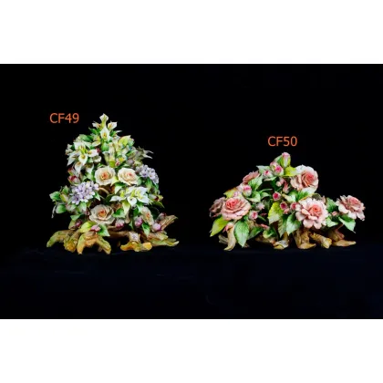 Zdjęcie Stylowy porcelanowy pień z kwiatami łąkowymi