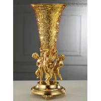 Zdjęcie Misterny wazon z pozłacanymi figurami do stylowych wnętrz