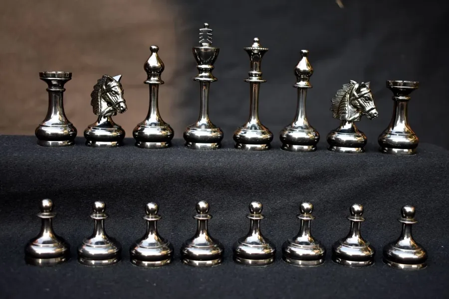 obrazek 1 Piękne mosiężne pionki idealne dla miłośników szachów - The Chess Empire