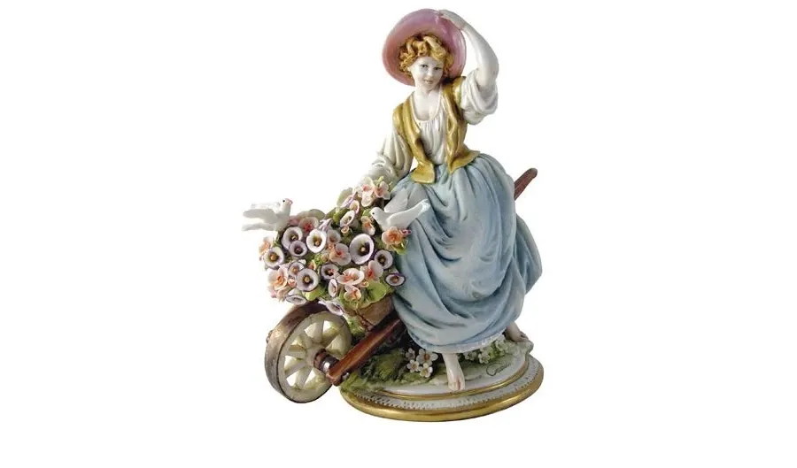 obrazek 1 Piękna dziewczyna z taczką - porcelanowa figurka do salonu