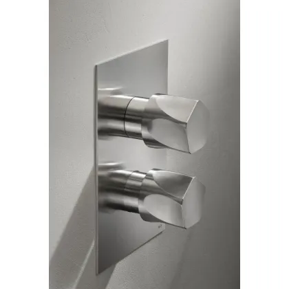 Zdjęcie Prysznicowe baterie ze stali nierdzewnej - sterowanie termostatyczne i dwukierunkowy rozdzielacz