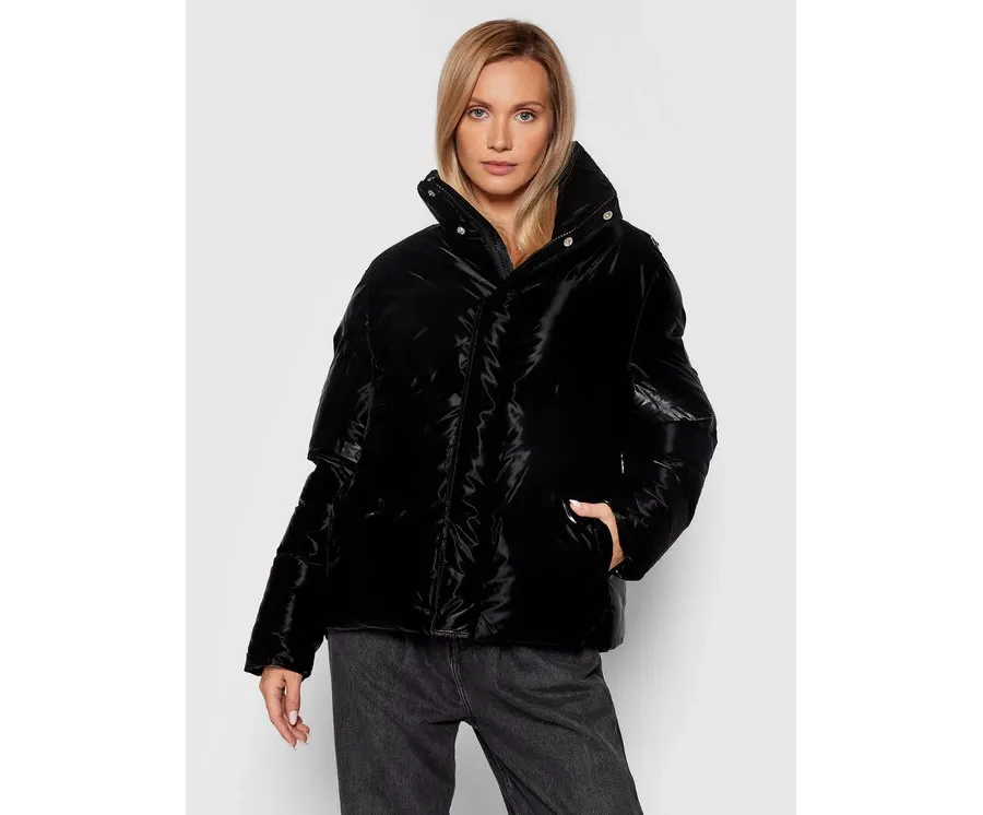 obrazek 1 Rains Kurtka zimowa Unisex 1522 Czarny Boxy Fit