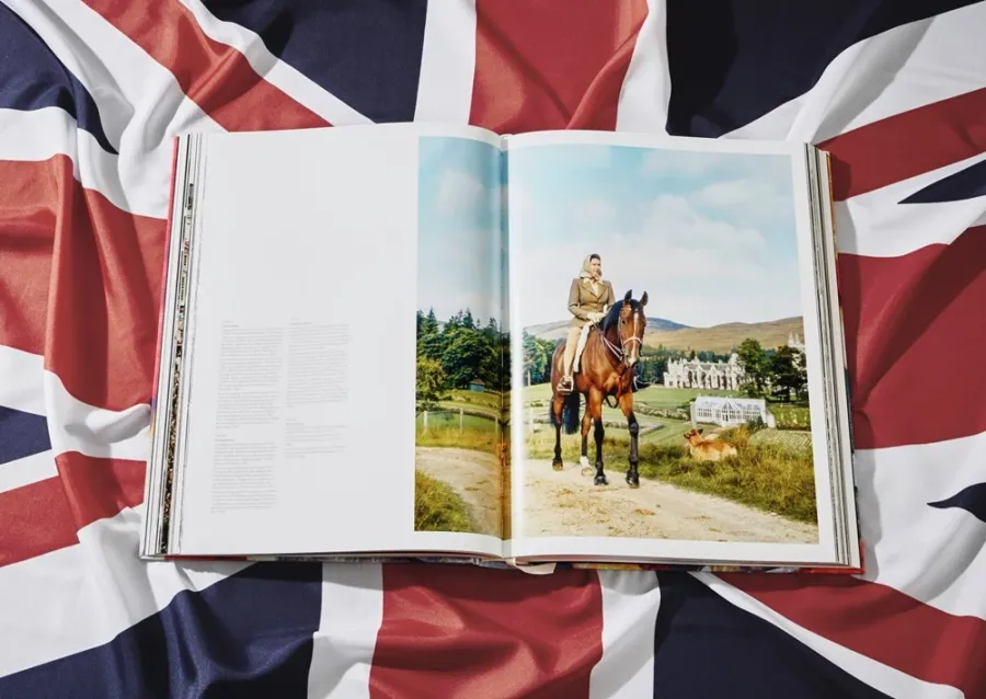 obrazek 9 Książka Her Majesty, Vivienne Westwood Edition No. 1–500, Harry Benson ‘Royal Greeting’ - Taschen